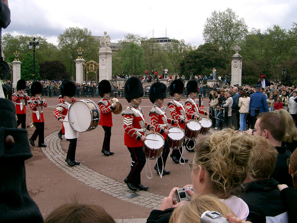 worst london attractions: Changing the Guard, Buckingham Palace